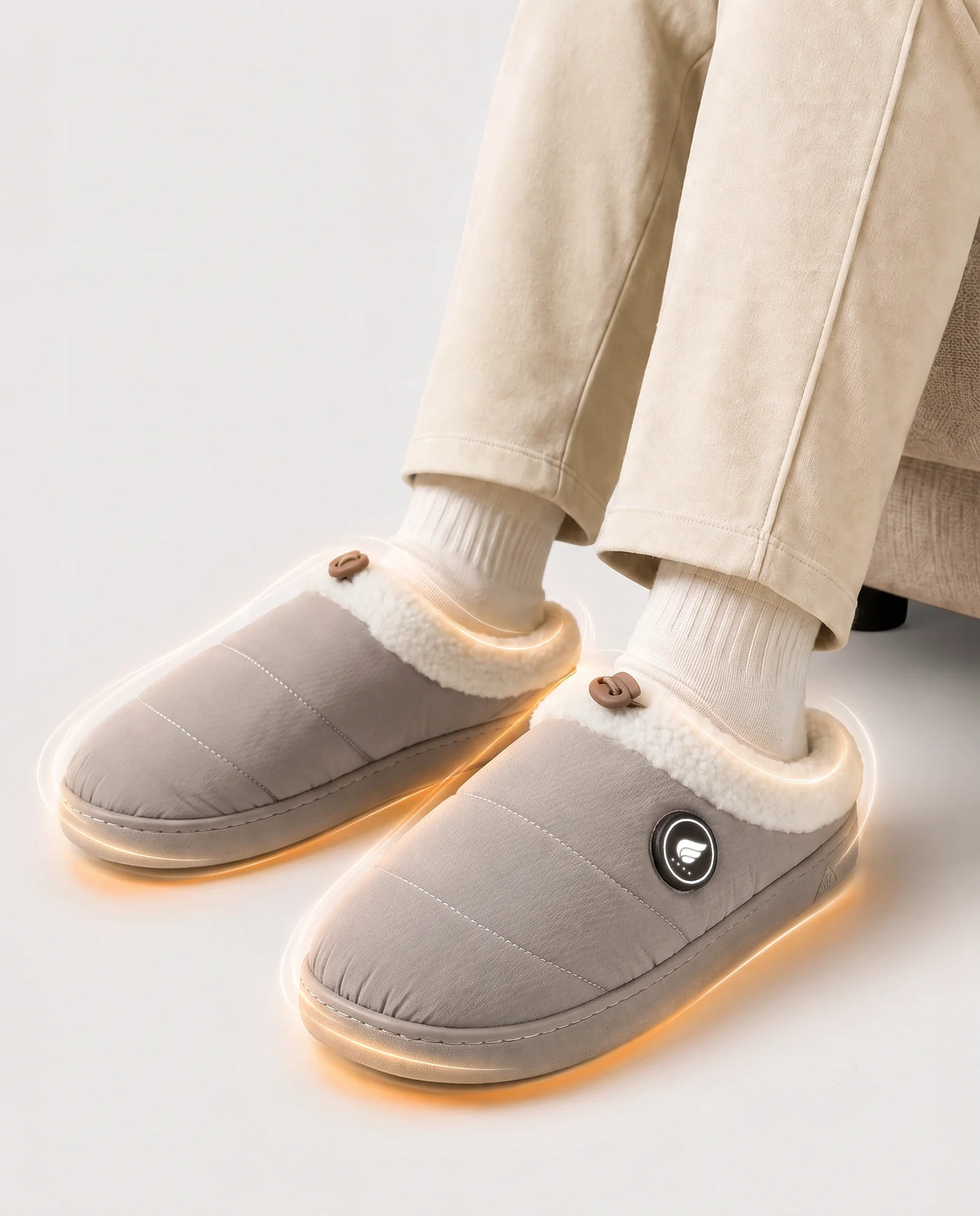 Beheizte Hausschuhe mit verstellbarem Kordelzug am Schaft, der die W?rme besser im Schuh h?lt